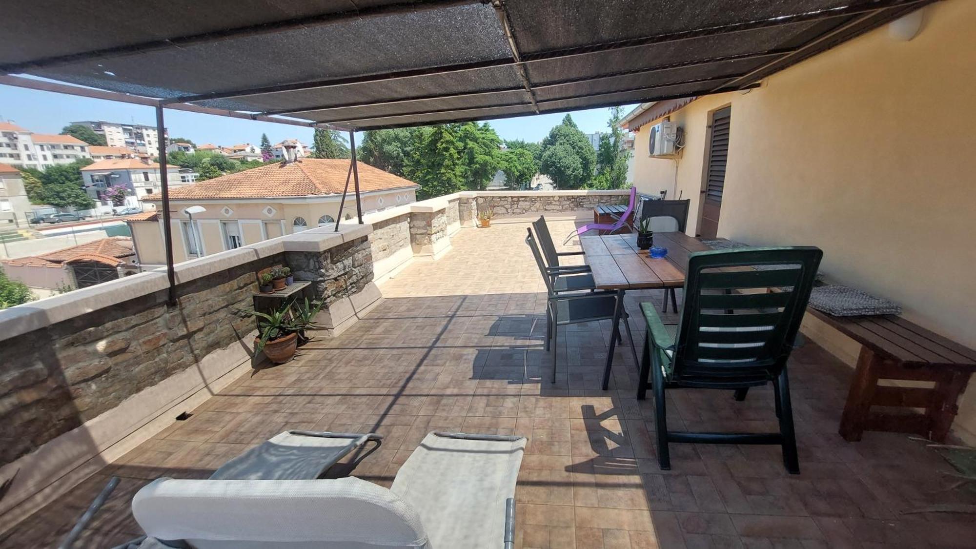 Apartment In Centre With Huge Terace Pula Exterior photo