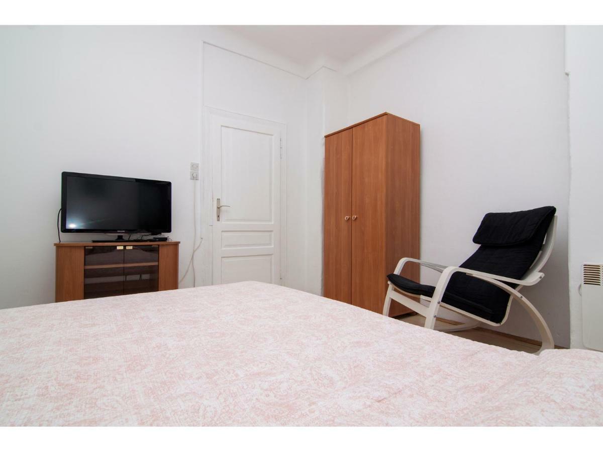 Apartment In Centre With Huge Terace Pula Exterior photo
